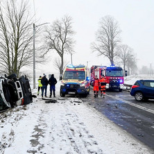 Zderzenie dwóch samochodów. Jedna osoba zabrana do szpitala