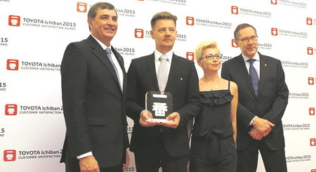 Od lewej: dr Johan van Zyl – prezes Toyota Motor Europe, Wojciech Jaworski – prezes firmy Jaworski Auto z żoną Grażyną Jaworską, Karl Schlicht – wiceprezes Toyota Motor Europe.