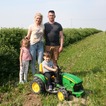 W kategorii firma Mistrzem Konkursu Agroliga 2023 w województwie kujawsko-pomorskim została Winnica Tulibowo. Na zdjęciu Filip Kotarski z rodziną