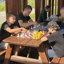 Rywalizacja pod chmurką. Szachiści spotkali się na przystani