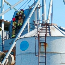 Pożar suszarni. Na miejscu kilka zastępów straży pożarnej
